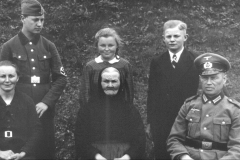 Fam-Hofmann-3-Generationen-1942-21