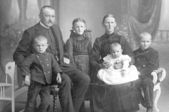 Fam.-Adam-Hollstein-m.-4-Kindern-1916-23